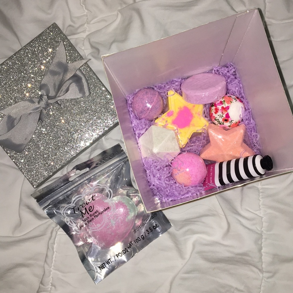 Box of bath bombs & salts
